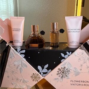 Flowerbomb Viktor Rolf Eau De Parfum And Body Lotion 4 Piece Set